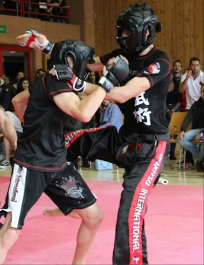A Jutsu harc, két harcost látunk mérkőzés közben