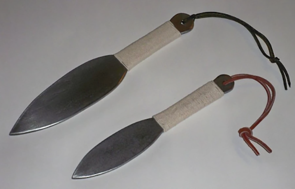 A képen egy kunai szerszámot látunk