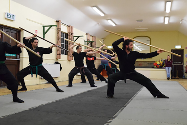 Edző férfiak egy bujinkan edzésen