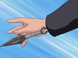 A képen egy manga rajzot látunk, egy kéz tart egy kunai kést