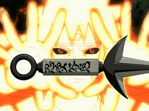 A képen egy manga rajzot látunk, egy szereplő két kézzel nyúl egy kunai kés felé