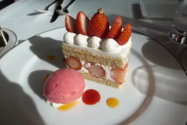 Japán karácsonyi torta, a kuri-sumasu keki, ami valójában egy könnyű piskótatorta eperrel és tejszínhabbal.